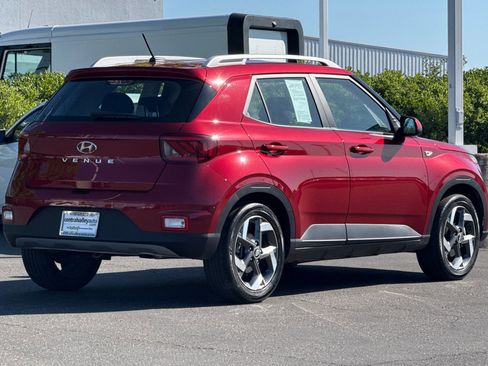 Used 2025 Hyundai Venue SEL FWD image 4