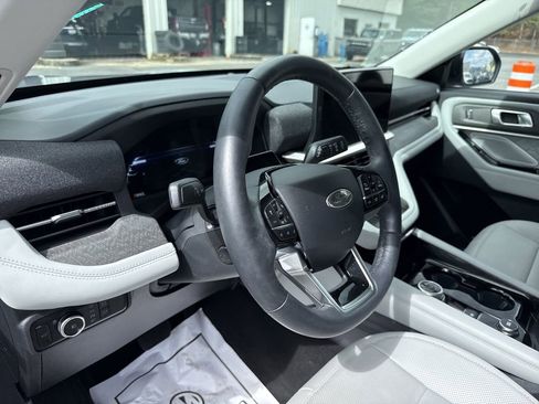 Used 2025 Ford Explorer Platinum w/ Ultimate Package image 9