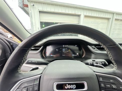 Used 2022 Jeep Grand Cherokee Limited image 15