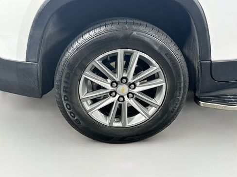 Used 2023 Chevrolet Traverse LT FWD image 11