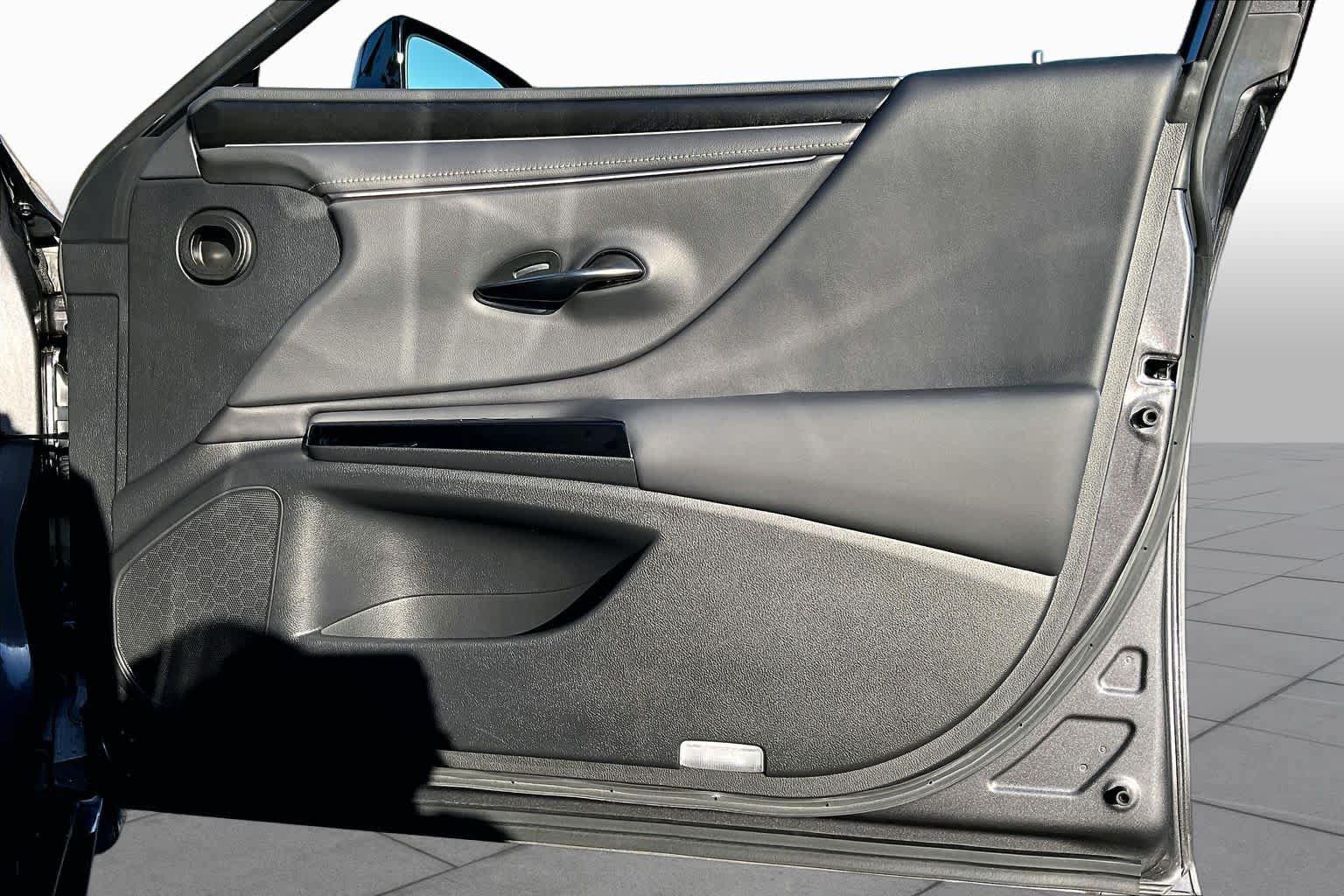 Used 2023 Lexus ES 300h w/ Accessory Package (Z1) FWD image 21