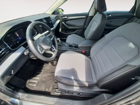 Used 2025 Volkswagen Jetta SE w/ Sunroof Package FWD image 9
