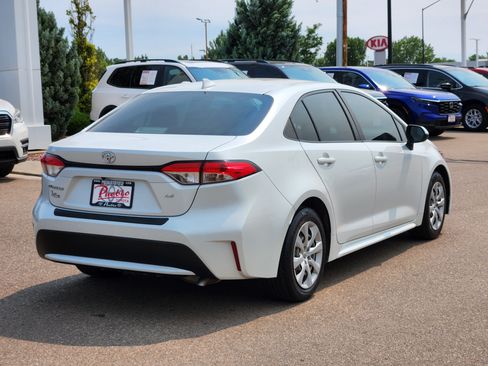 Used 2022 Toyota Corolla LE FWD image 3