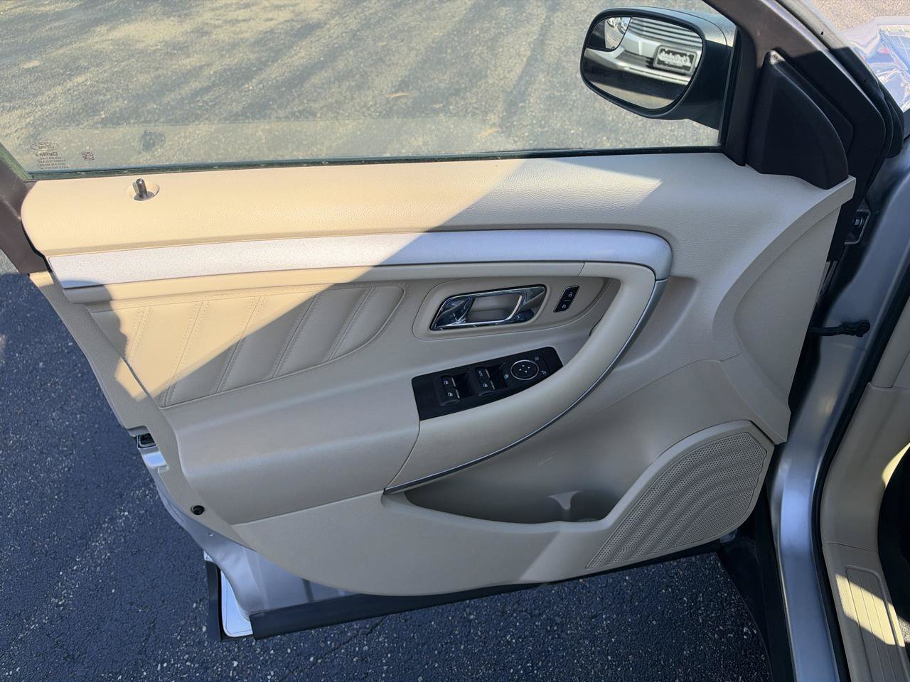 Used 2018 Ford Taurus SE FWD image 9