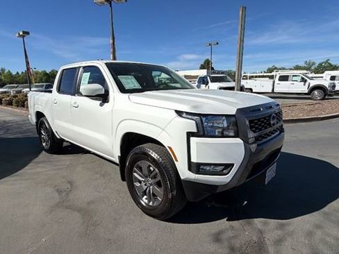 Used 2025 Nissan Frontier SV w/ SV Convenience Package image 2