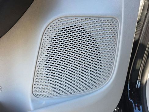 Used 2024 Chrysler Pacifica Touring-L image 18