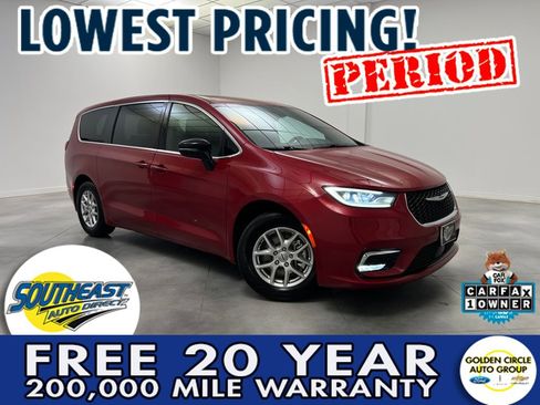 Used 2025 Chrysler Pacifica Select FWD image 1