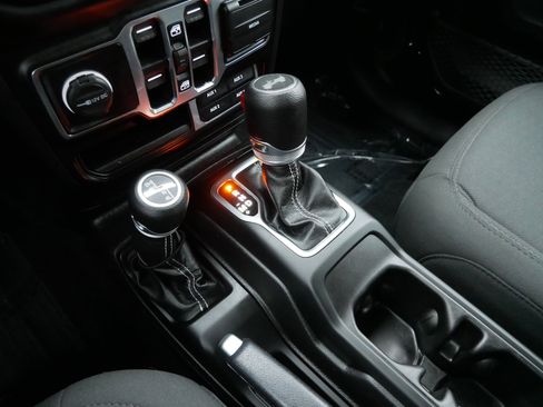 Used 2021 Jeep Wrangler Unlimited Sahara w/ Uconnect 4C Nav & Sound Group AWD/4WD image 22