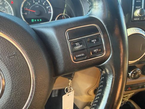 Used 2012 Jeep Wrangler Unlimited Sahara w/ Connectivity Group AWD/4WD image 15