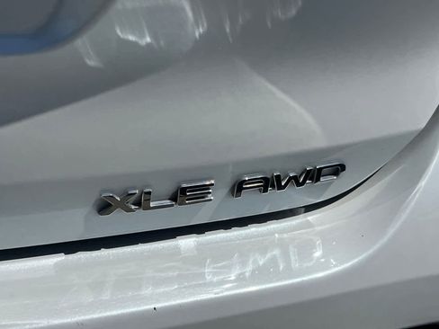 Used 2022 Toyota Highlander XLE AWD/4WD image 21