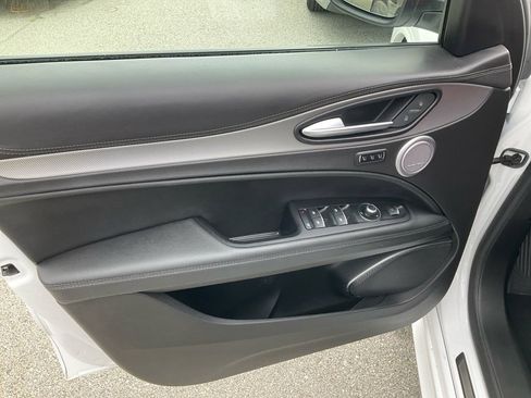 Used 2022 Alfa Romeo Stelvio Veloce image 11