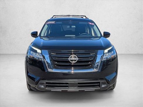 Used 2022 Nissan Pathfinder SV image 2