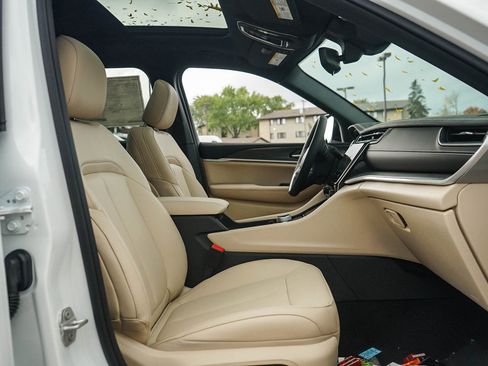 New 2025 Jeep Grand Cherokee Limited image 10