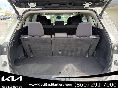 Used 2024 Toyota Highlander LE AWD/4WD image 17