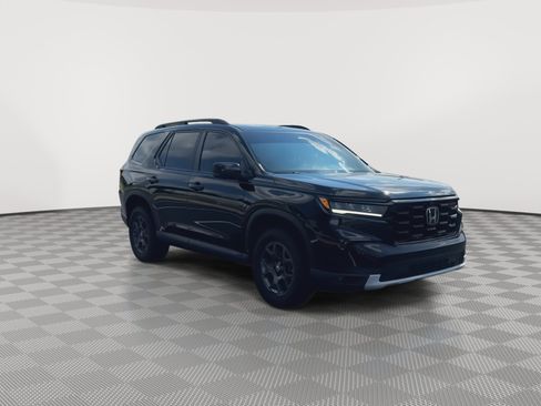 Used 2024 Honda Pilot TrailSport image 2