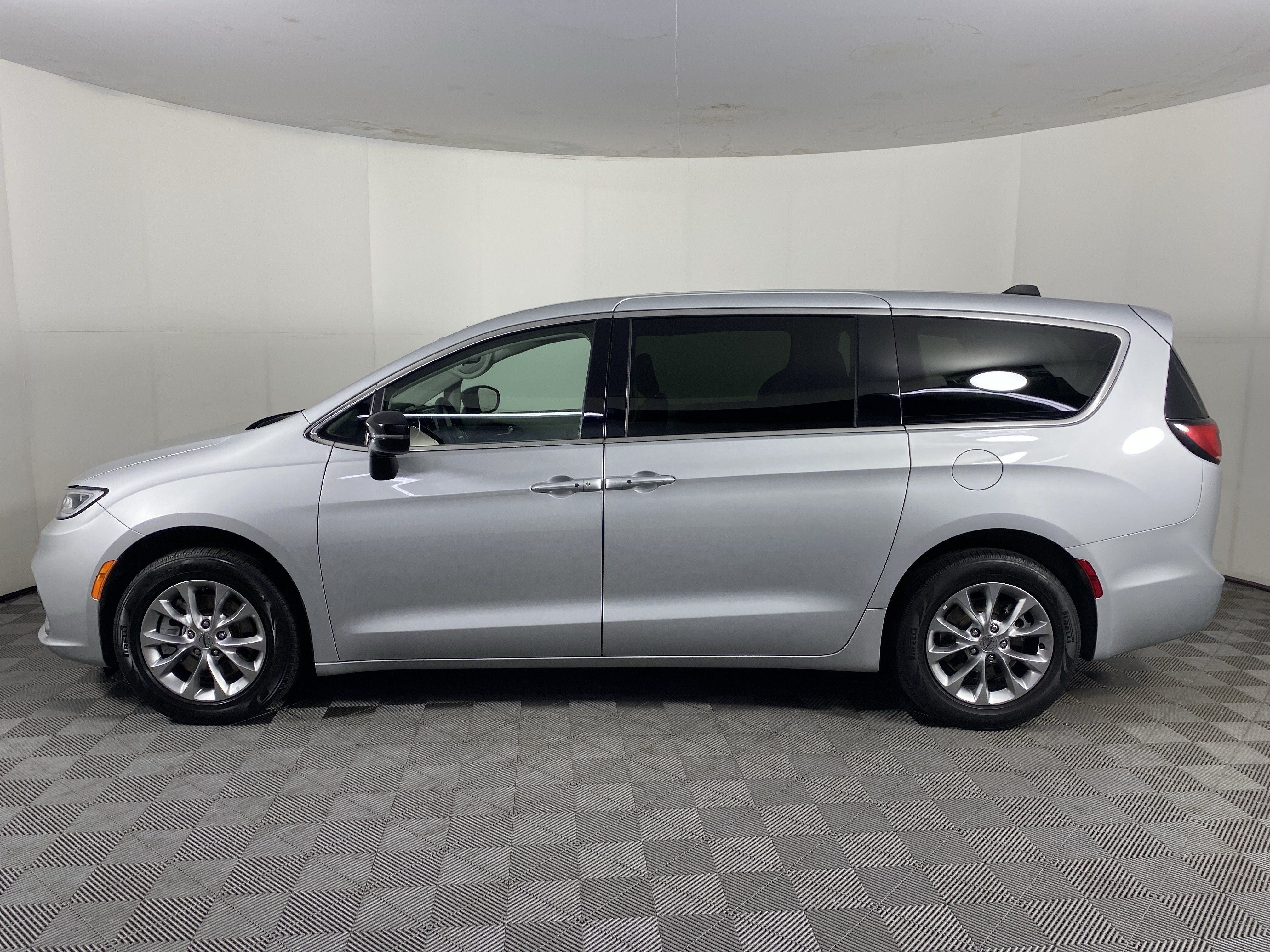 Used 2024 Chrysler Pacifica Touring-L AWD/4WD image 9