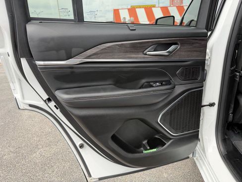 Used 2023 Jeep Grand Cherokee Overland w/ Luxury Tech Group IV RWD image 17