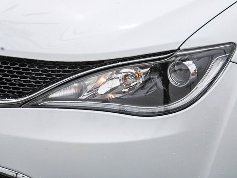 Used 2018 Chrysler Pacifica Touring-L w/ Tire & Wheel Group FWD image 8