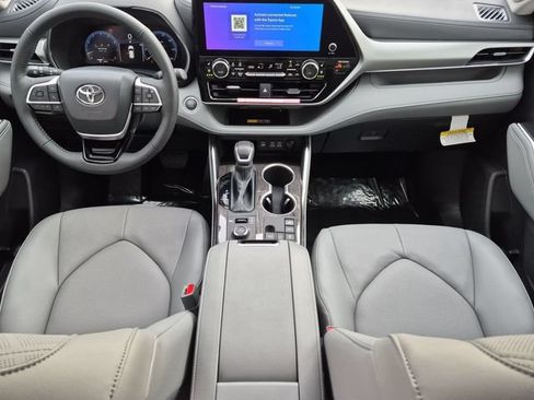 Certified 2026 Toyota Highlander Platinum AWD/4WD image 29