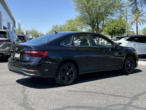 Used 2024 Volkswagen Jetta SE w/ Panoramic Sunroof Package FWD image 4
