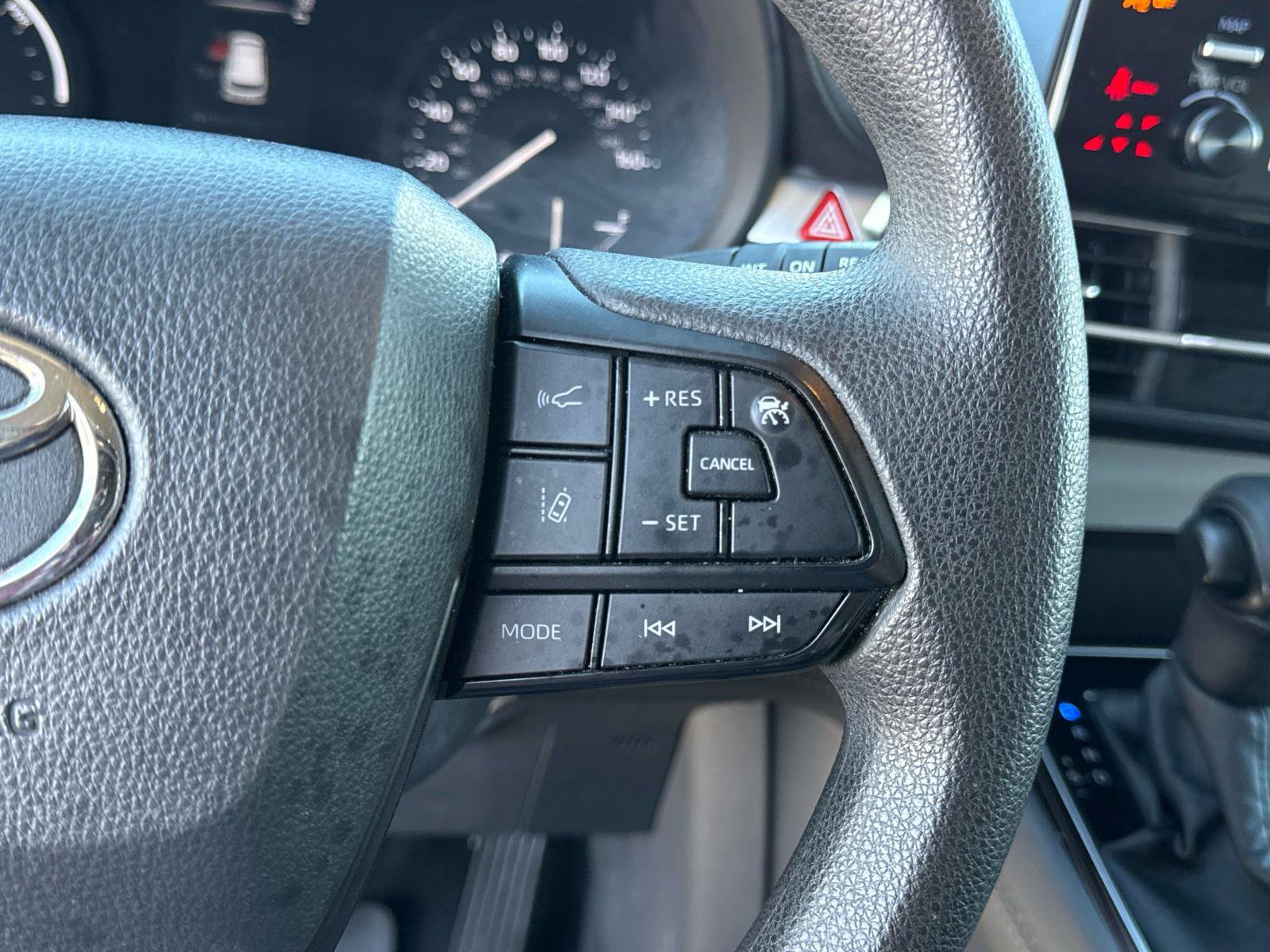 Used 2024 Toyota Sienna LE AWD/4WD image 25