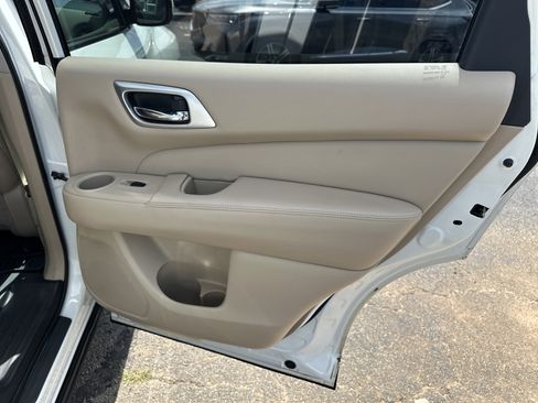 Used 2016 Nissan Pathfinder Platinum AWD/4WD image 18