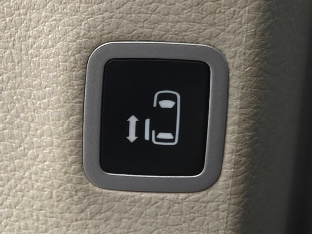 Used 2024 Chrysler Pacifica Touring-L FWD image 53