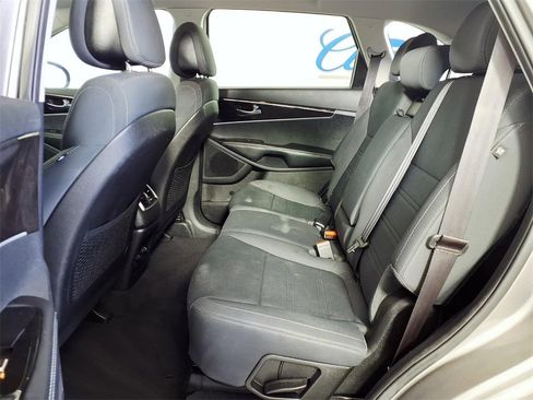 Used 2016 Kia Sorento LX w/ LX Convenience Package image 9