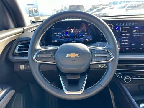 Used 2025 Chevrolet Traverse LT FWD image 16
