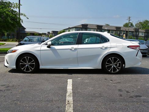 Used 2020 Toyota Camry SE FWD image 8