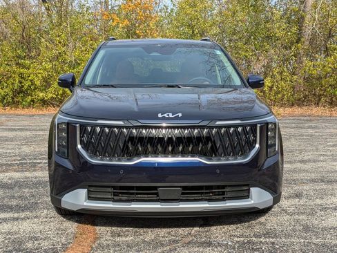 Used 2025 Kia Carnival EX image 2