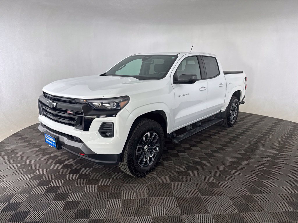 Used 2025 Chevrolet Colorado Z71 w/ Technology Package AWD/4WD image 3