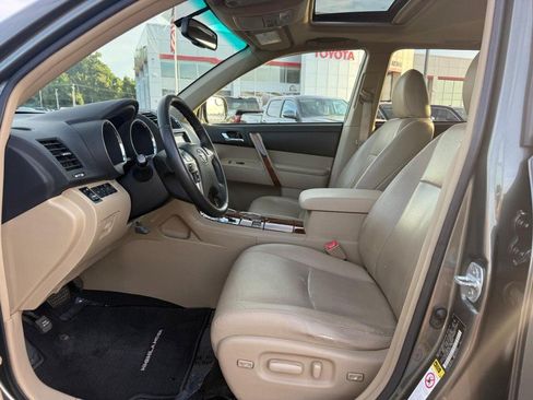 Used 2012 Toyota Highlander Limited w/ Tow Pkg AWD/4WD image 10