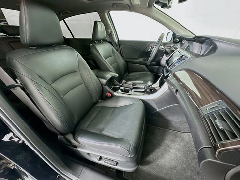 Used 2017 Honda Accord Touring image 31