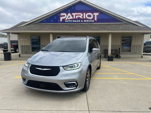 Used 2021 Chrysler Pacifica Touring-L FWD image 1