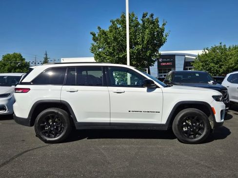 Used 2024 Jeep Grand Cherokee Altitude AWD/4WD image 3