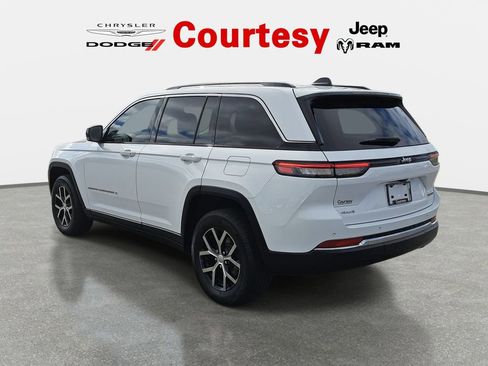 Certified 2023 Jeep Grand Cherokee Limited w/ Trailer Tow Prep Group (B) image 5