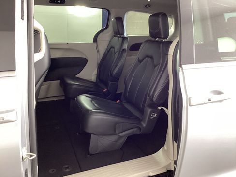 Used 2023 Chrysler Pacifica Touring-L FWD image 12