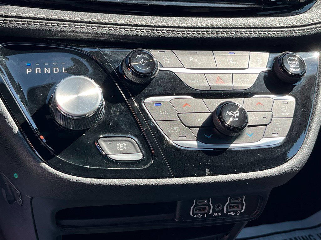 Used 2024 Chrysler Pacifica Touring FWD image 21