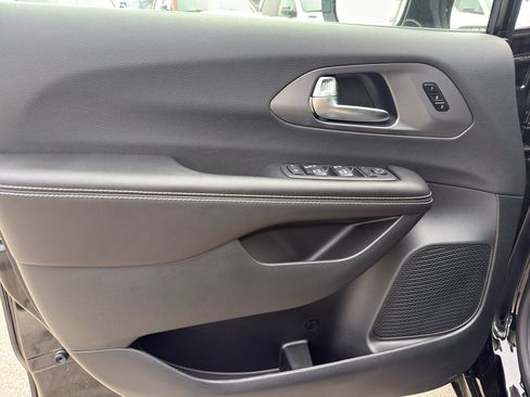 New 2026 Chrysler Pacifica Select FWD image 12