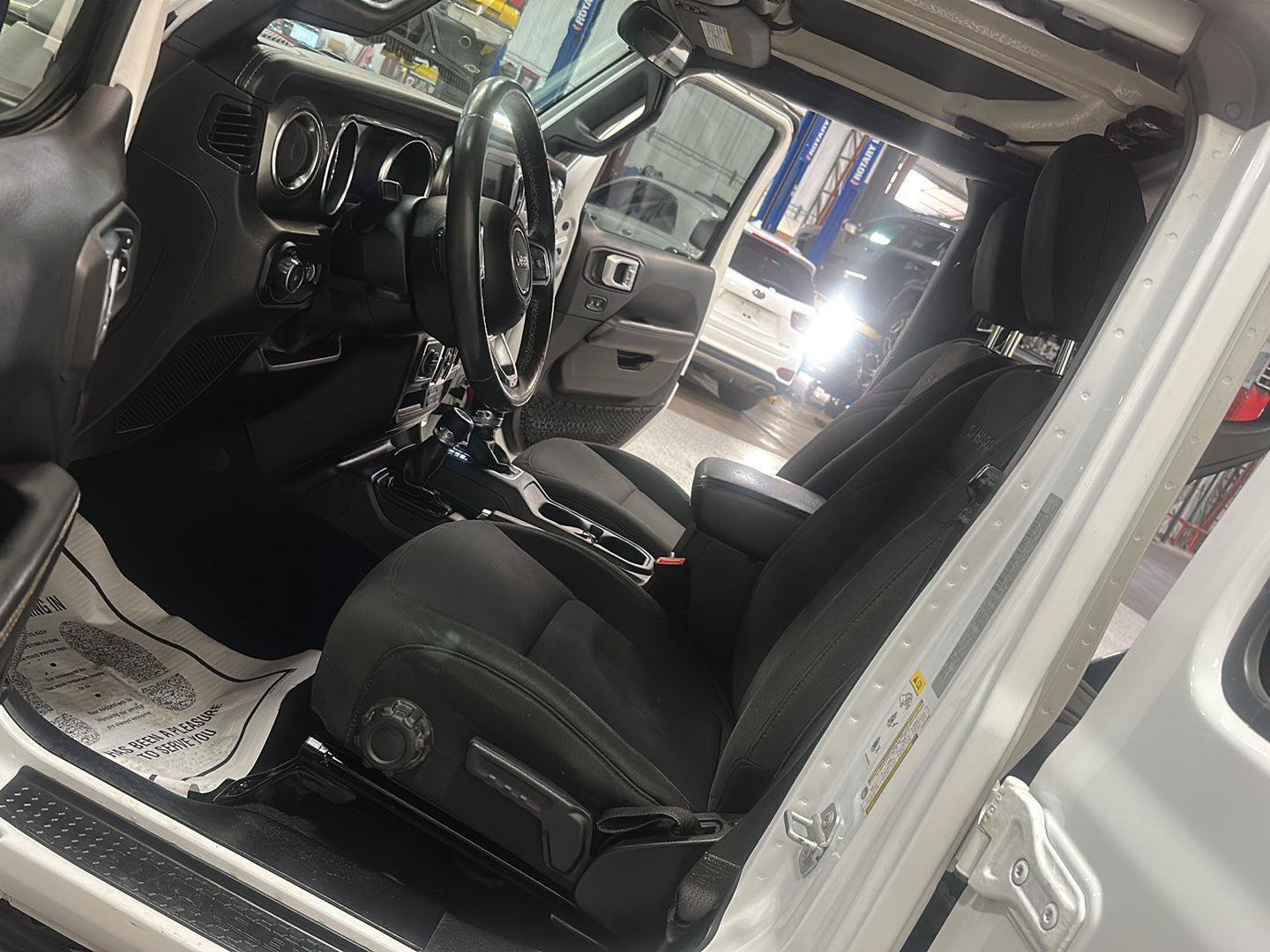Used 2018 Jeep Wrangler Unlimited Sahara w/ Cold Weather Group AWD/4WD image 15