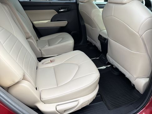 Used 2023 Toyota Highlander XLE FWD image 26