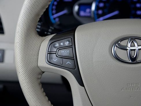 Used 2014 Toyota Sienna XLE image 22