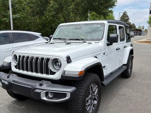 Used 2025 Jeep Wrangler Unlimited Sahara AWD/4WD image 3