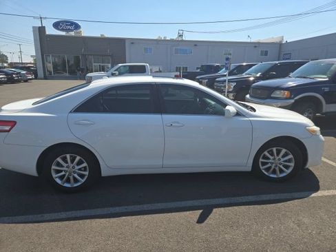Used 2011 Toyota Camry XLE w/ SE/XLE Extra-Value Pkg FWD image 9