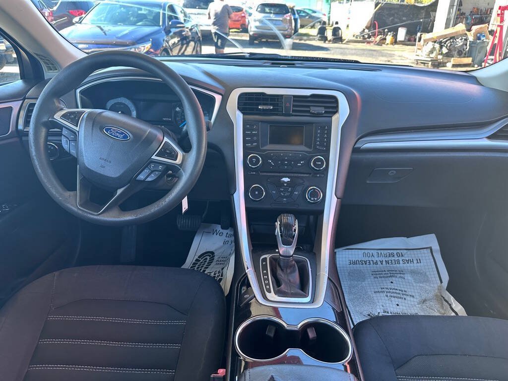 Used 2014 Ford Fusion SE FWD image 12