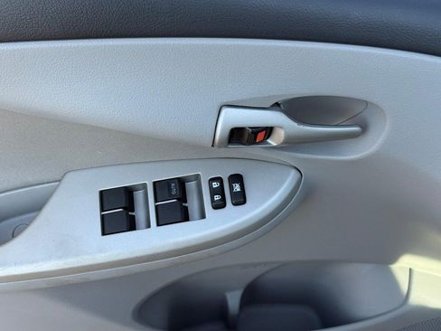 Used 2012 Toyota Corolla LE FWD image 18