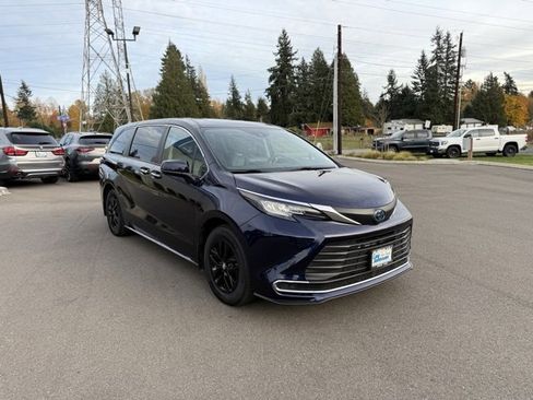 Used 2021 Toyota Sienna XLE image 4