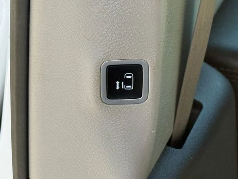 Used 2019 Chrysler Pacifica Touring-L FWD image 22