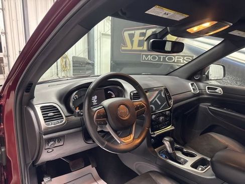 Used 2019 Jeep Grand Cherokee Altitude AWD/4WD image 6